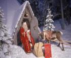 Noel Baba evinin kapısına bir ren geyiği ve hediyeler ile